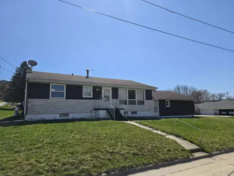 507 Dudley St, Decorah, IA 52101
