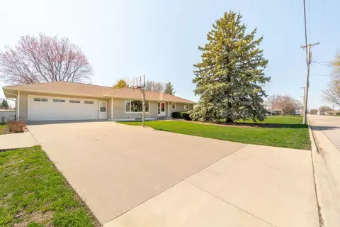 341 E State St, Dike, IA 50624