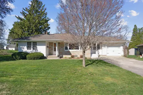 905 Blackhawk St, Reinbeck, IA 50669