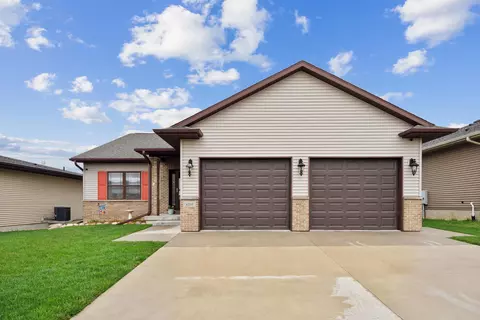 4210 Paddington Dr, Cedar Falls, IA 50613