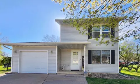 113 Grayson Ct, Manchester, IA 52057