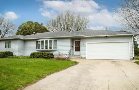 303 Crestwood Ave, Waverly, IA 50677