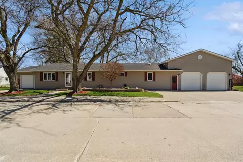 108 Sunset Knl, Strawberry Point, IA 52076