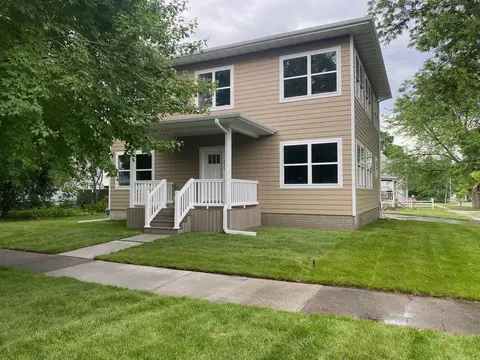 422 Iowa St, Cedar Falls, IA 50613