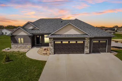232 Flintstone Dr, Waverly, IA 50677