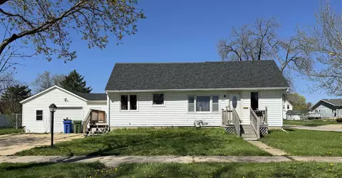 601 Clinton St, Charles City, IA 50616