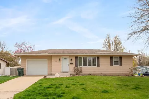 583 Pioneer Rd, Waterloo, IA 50701