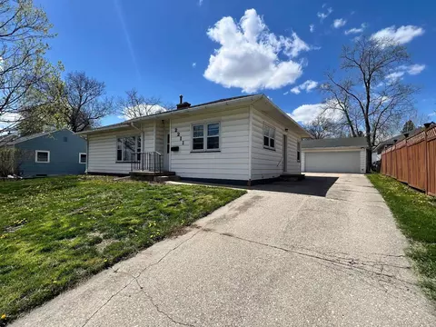 2211 Washington St, Cedar Falls, IA 50613