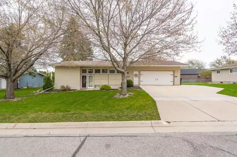 1004 Ellen St, Cedar Falls, IA 50613