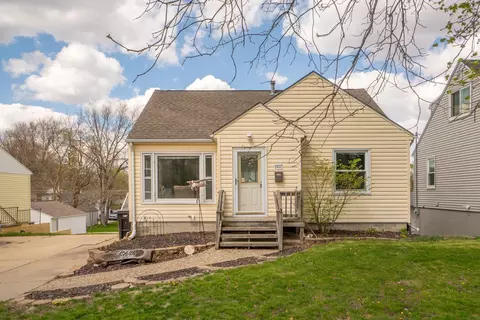 1107 W 9th St, Cedar Falls, IA 50613
