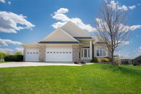 224 Sandahlwood Cir, Cedar Falls, IA 50613