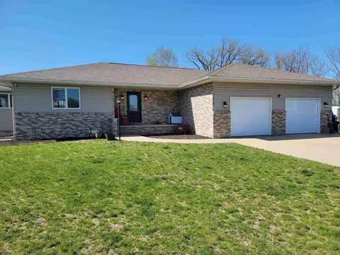 222 Oak Ridge Dr, Clermont, IA 52135