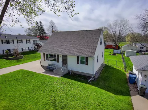 511 Pioneer Rd, Waterloo, IA 50701