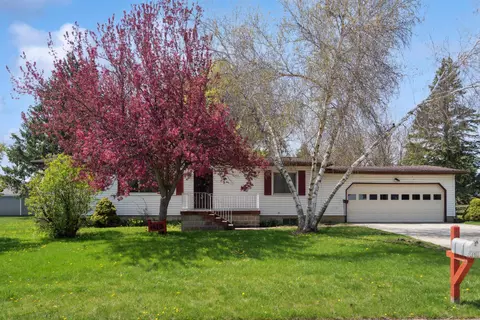 415 Westwood Dr, Strawberry Point, IA 52076