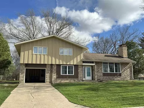 906 Ellis Dr, Charles City, IA 50616
