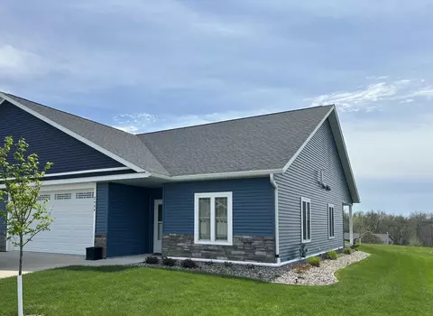 2404 Red Oak Rd, Decorah, IA 52101
