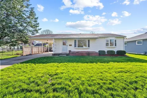 2216 Valley Park Dr, Cedar Falls, IA 50613