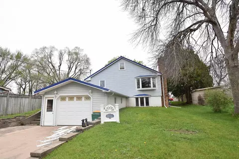 720 7th St N E, Independence, IA 50644
