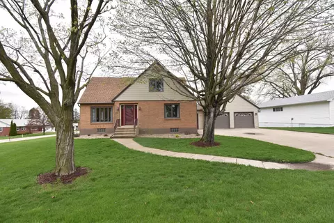 495 3rd St N, Winthrop, IA 50682