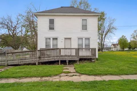 144 N 6th St, Winthrop, IA 50682