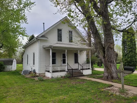 326 4 12 St SW, Oelwein, IA 50662