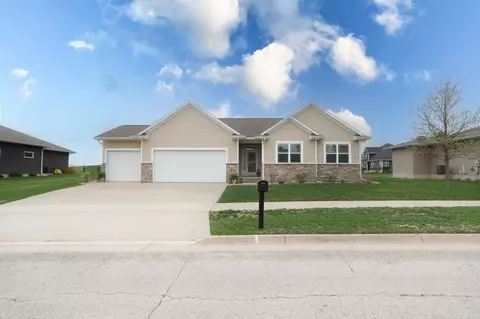 157 Eagle Ridge Dr, Waverly, IA 50677