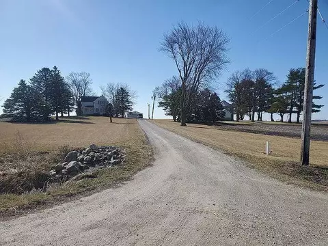 5322 E Big Rock Rd, Waterloo, IA 50703