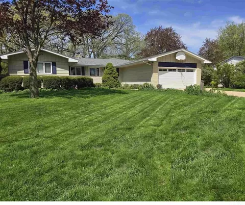 105 Hillside Dr, Charles City, IA 50616