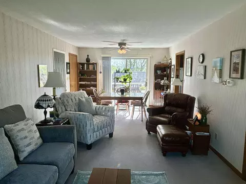 404 Pleasant Hill Dr, Decorah, IA 52101 photo 4
