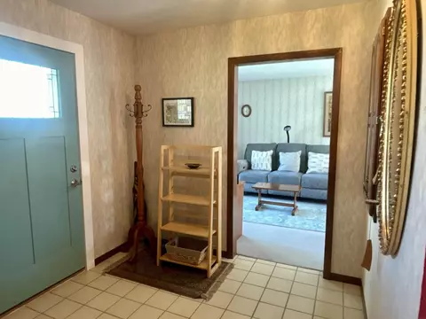 404 Pleasant Hill Dr, Decorah, IA 52101 photo 2