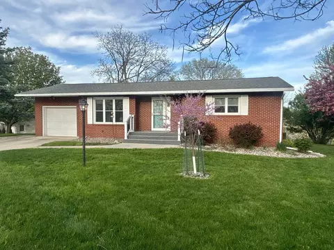 404 Pleasant Hill Dr, Decorah, IA 52101