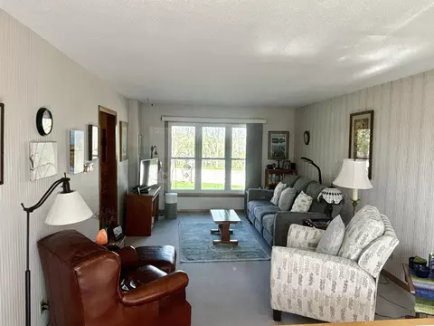 404 Pleasant Hill Dr, Decorah, IA 52101 photo 3