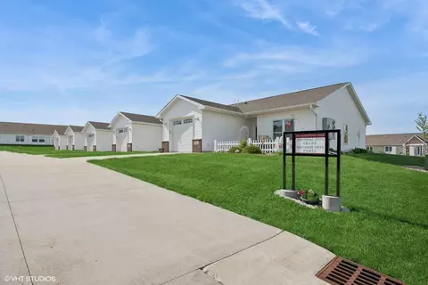 101 Flintstone Dr #B, Waverly, IA 50677
