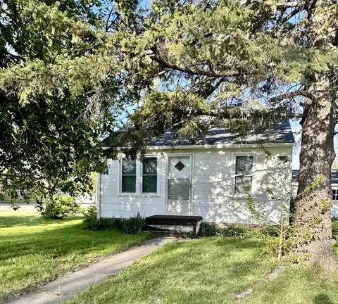 515 6th St, Jesup, IA 50648