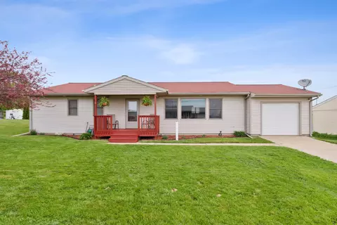 512 Walnut Ct, Waverly, IA 50677
