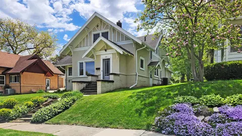 600 W 11th St, Cedar Falls, IA 50613