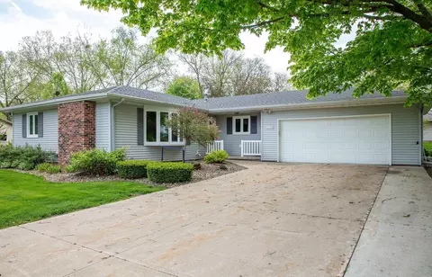 1015 Ridgewood Blvd, Waverly, IA 50677