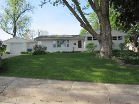 612 W 5th St, Monticello, IA 52310