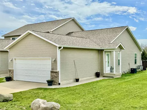 1310 Creekside Ct, Waterloo, IA 50702