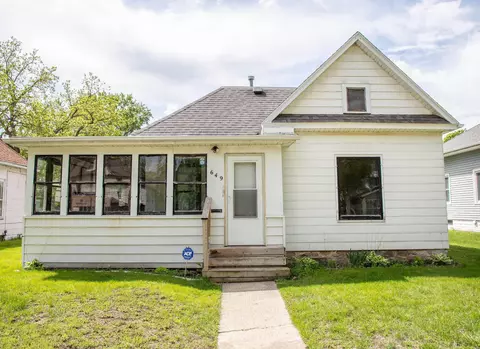 649 Riehl St, Waterloo, IA 50703