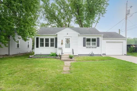 830 Easton Ave, Waterloo, IA 50702