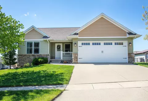 423 Heritage Rd, Cedar Falls, IA 50613
