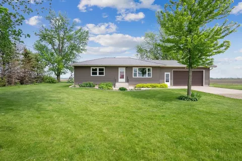 8720 Wagner Rd, Cedar Falls, IA 50613