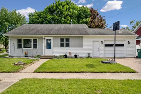 713 3rd St SW, Independence, IA 50644