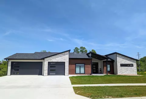 1006 Shagbark Ct, Decorah, IA 52101