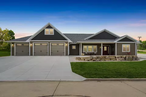 900 Hidden Valley Dr, Elgin, IA 52141