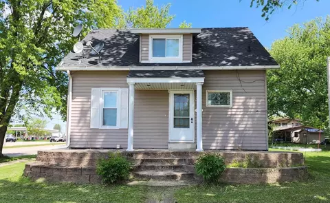 913 W Marion St, Manchester, IA 52057