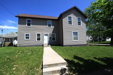 212 S Madison St, Manchester, IA 52057
