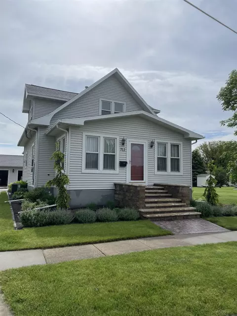 712 Tilford St, Dysart, IA 52224