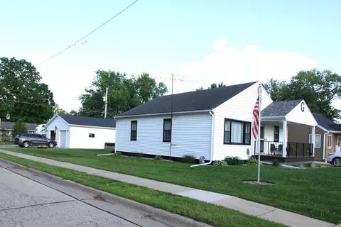 915 Sherman Ave, Manchester, IA 52057
